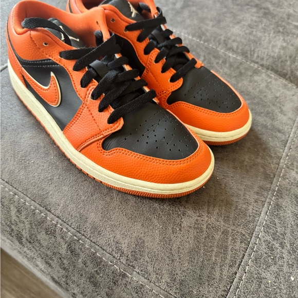 Jordan Athletic Shoes Black and Orange - Picture 3 of 5